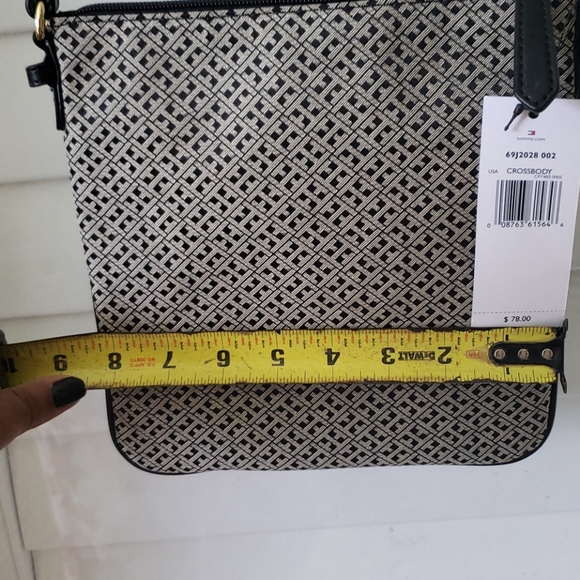 Tommy Hifiger Adjustable Crossbody - black/gold - Picture 8 of 9